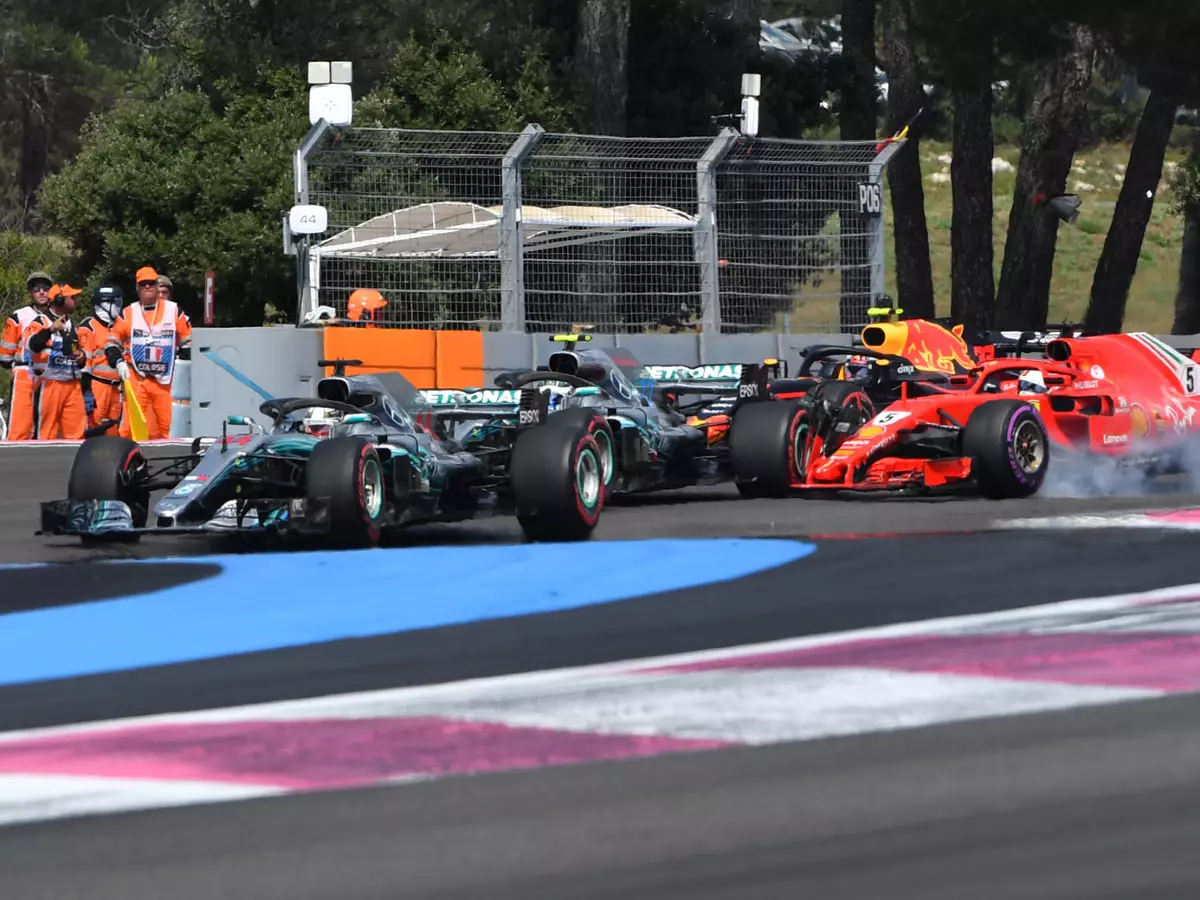 Lewis Hamilton, Sebastian Vettel, Valtteri Bottas Foto zur News: Nach Bottas-Karambolage: Mercedes nimmt Vettel in Schutz