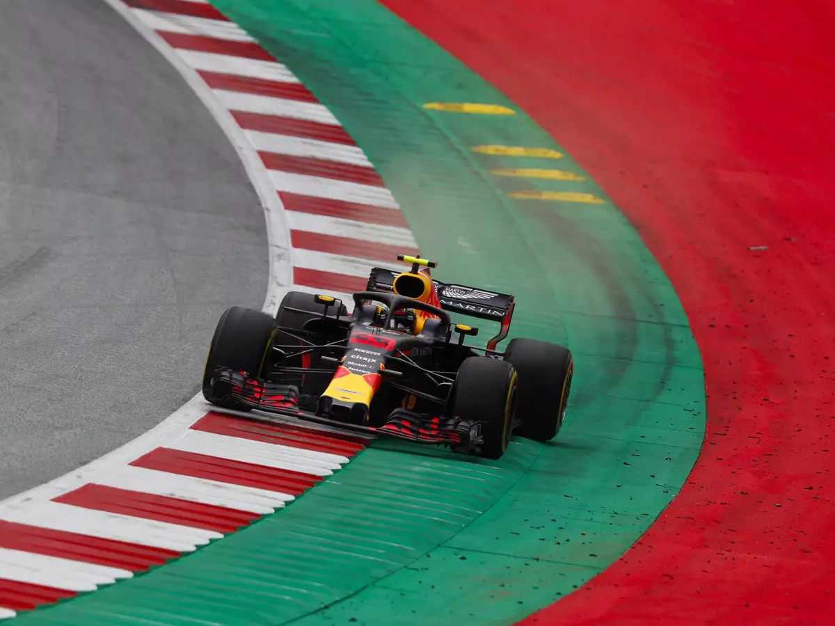 Foto zur News: Randsteinopfer: Auch Verstappen mit Unterbodenschaden