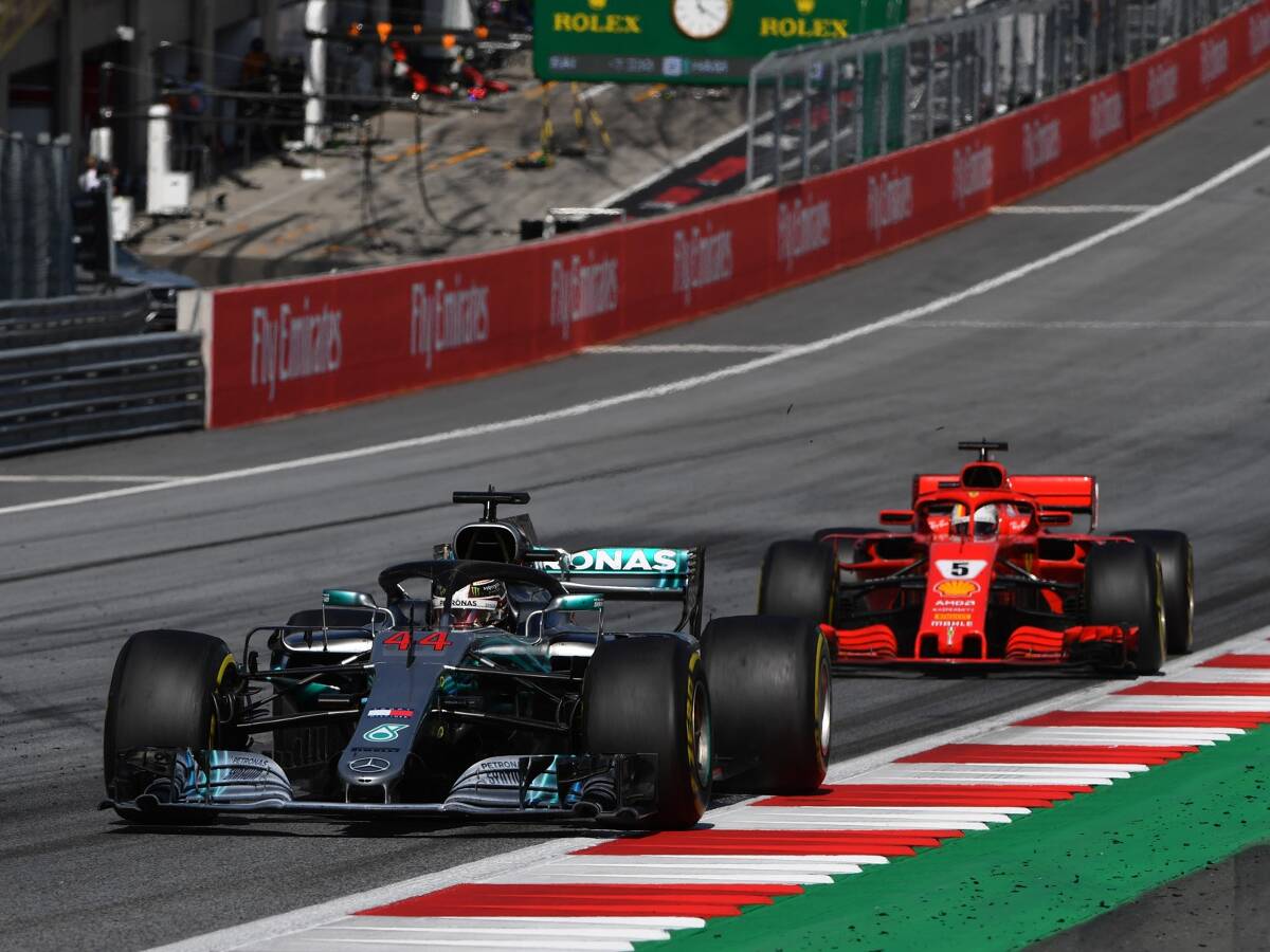 Foto zur News: Vettel nach Boxenstopp hinter Hamilton: "War mein Fehler"
