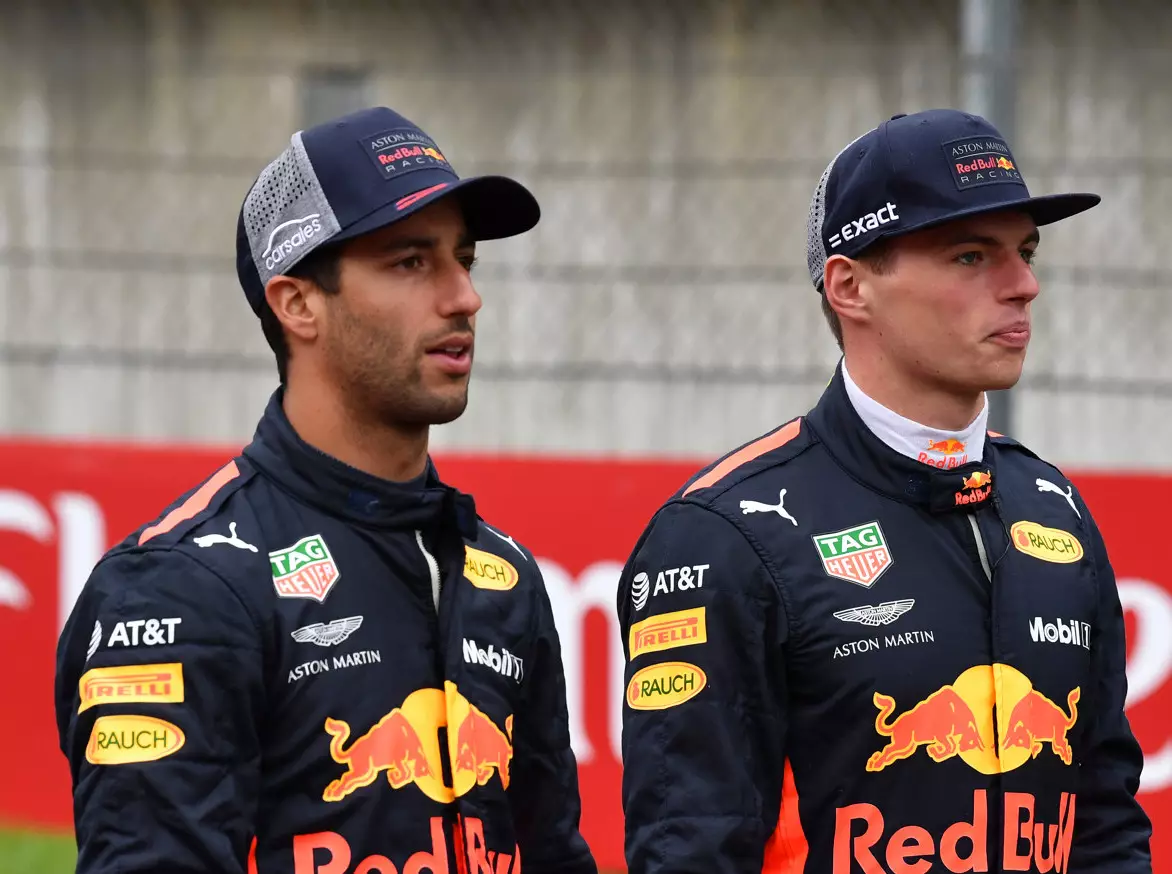 Daniel Ricciardo, Max Verstappen Foto zur News: Ricciardo: Bin nicht vor Verstappen geflüchtet!
