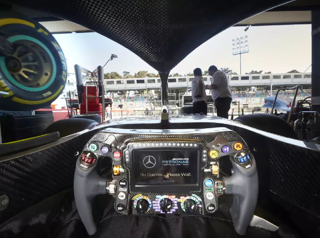 Lewis Hamilton Foto zur News: Formel-1-Technik 2018: So funktioniert die Kommandozentrale
