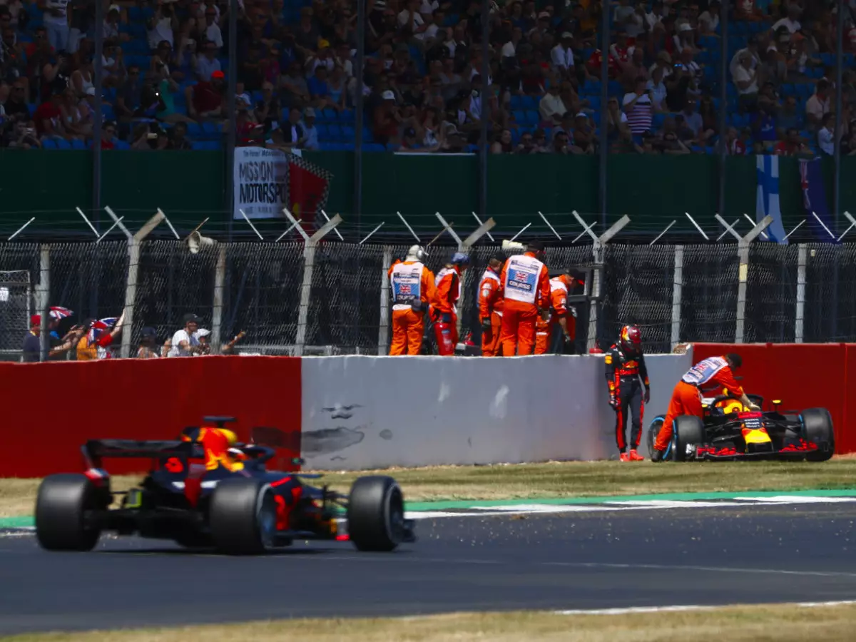 Foto zur News: Böser Nachmittagsbeginn: Verstappen-Crash in erster Runde