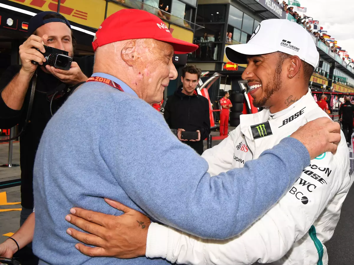 Foto zur News: Lewis Hamilton: Worauf wartet er mit der Unterschrift?