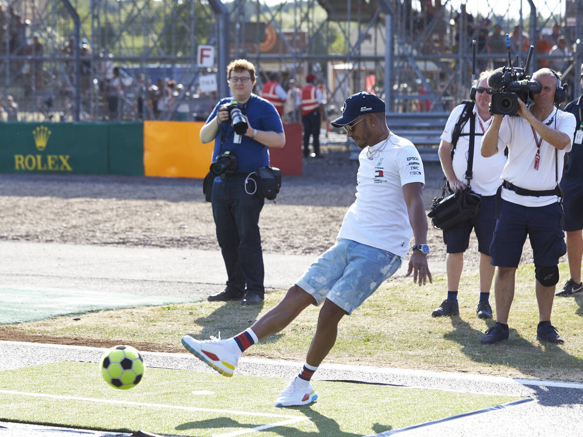 Foto zur News: Lewis Hamilton im Fußball-Fieber: "Will nach Russland fahren!"