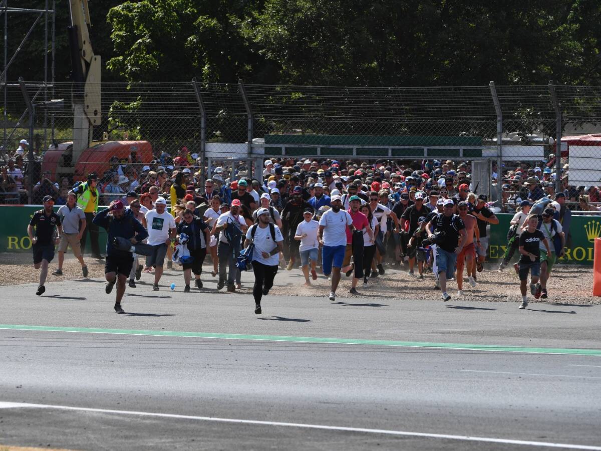 Foto zur News: Mark Webber: Fans kommen in der Formel 1 zu nah heran