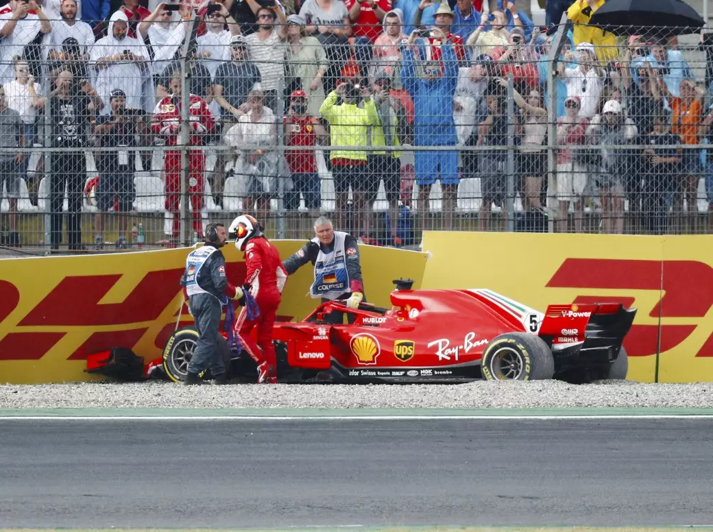 Foto zur News: Formel 1 Hockenheim 2018: Vettel crasht in Führung liegend!