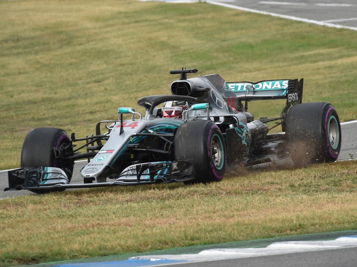Foto zur News: FIA untersucht Fahrt über Grünstreifen: Hamilton muss zittern