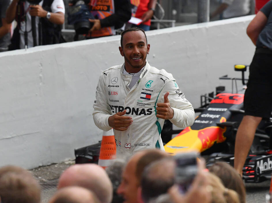 Foto zur News: Keine Strafe: Rennleitung spricht Lewis Hamilton frei!