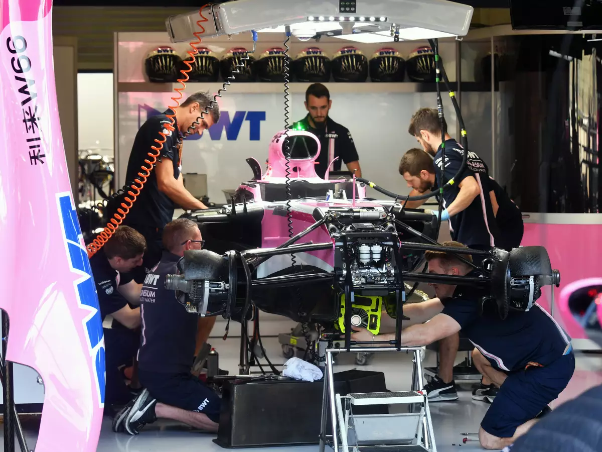 Force-India-Mechaniker in der Box Foto zur News: Sondergenehmigung: Force India darf als neues Team starten
