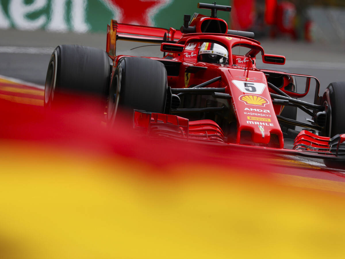 Foto zur News: Räikkönen 0,7 Sekunden schneller: Vettel tappt im Dunkeln