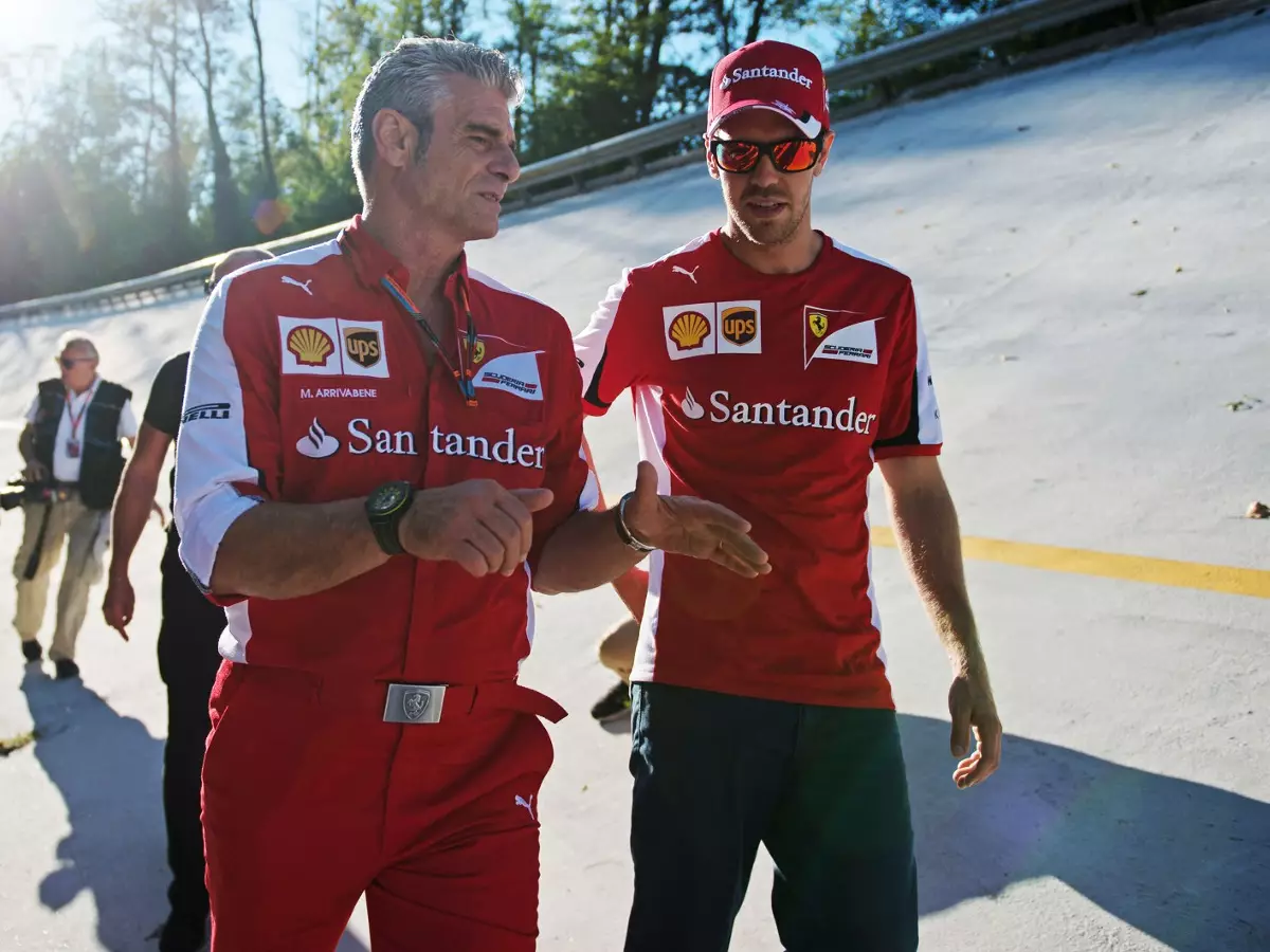 Maurizio Arrivabene, Sebastian Vettel Foto zur News: Shell-Wundersprit: Mehr als 20% Anteil am Ferrari-Motorupdate