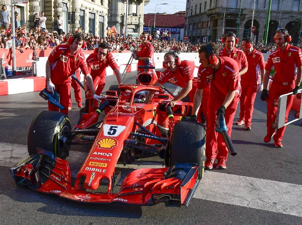 Foto zur News: Sebastian Vettel: Demo-Crash ist ihm "ein bisschen peinlich"