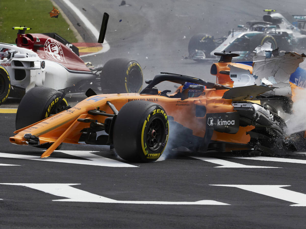 Foto zur News: Nach Crash in Spa: Fernando Alonso hat noch Schmerzen