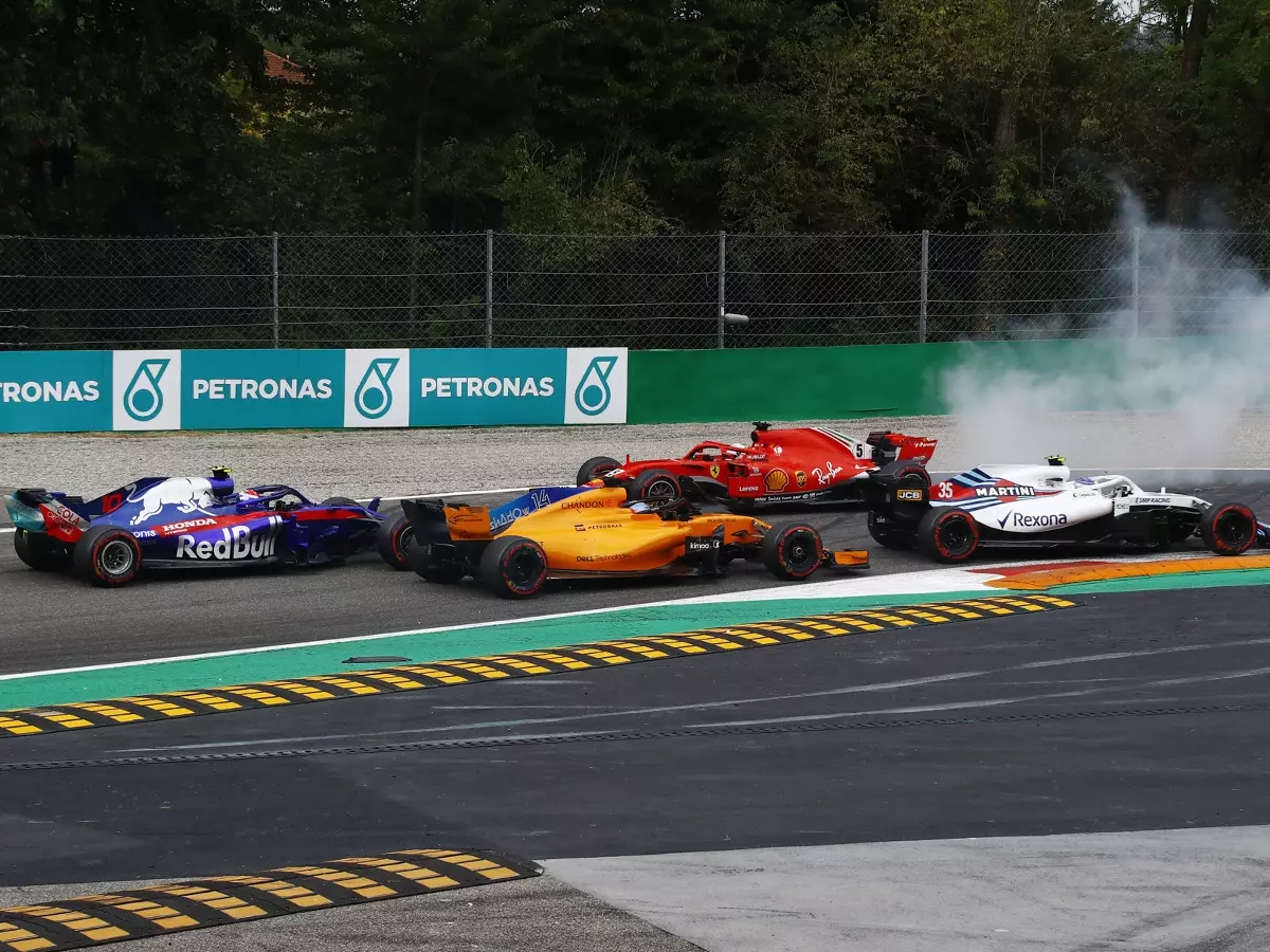 Foto zur News: Vettel gibt Hamilton Schuld für Crash: "Hatte keine Wahl!"