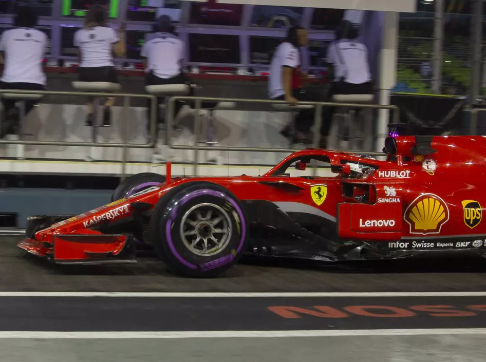 Sebastian Vettel Foto zur News: Boxenfunk zeigt: Ferrari verbot Sebastian Vettel Risikostrategie