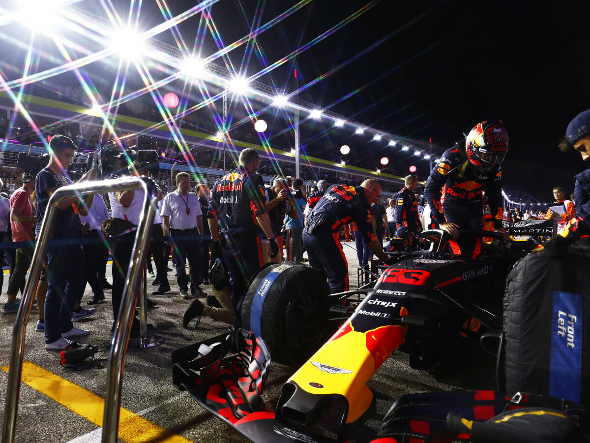 Foto zur News: Red-Bull-Mechaniker mit Föhn auf dem Grid: Whiting klärt auf