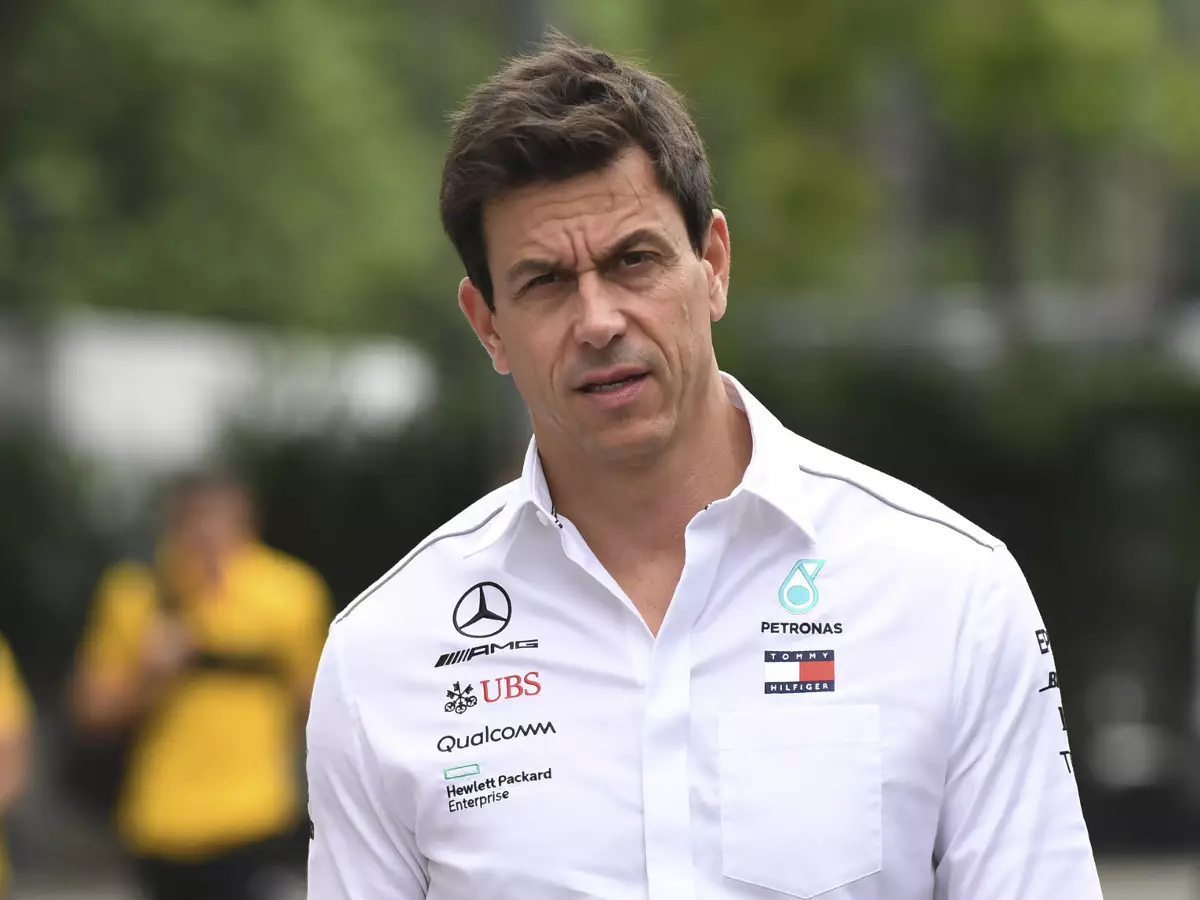 Foto zur News: "Flagge in der Hand": Toto Wolff mahnt zur Einführung der Budgetobergrenze