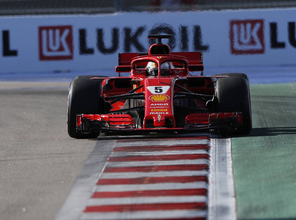 Foto zur News: Trotz Qualifying-Klatsche: Sebastian Vettel glaubt noch an Sotschi-Sieg