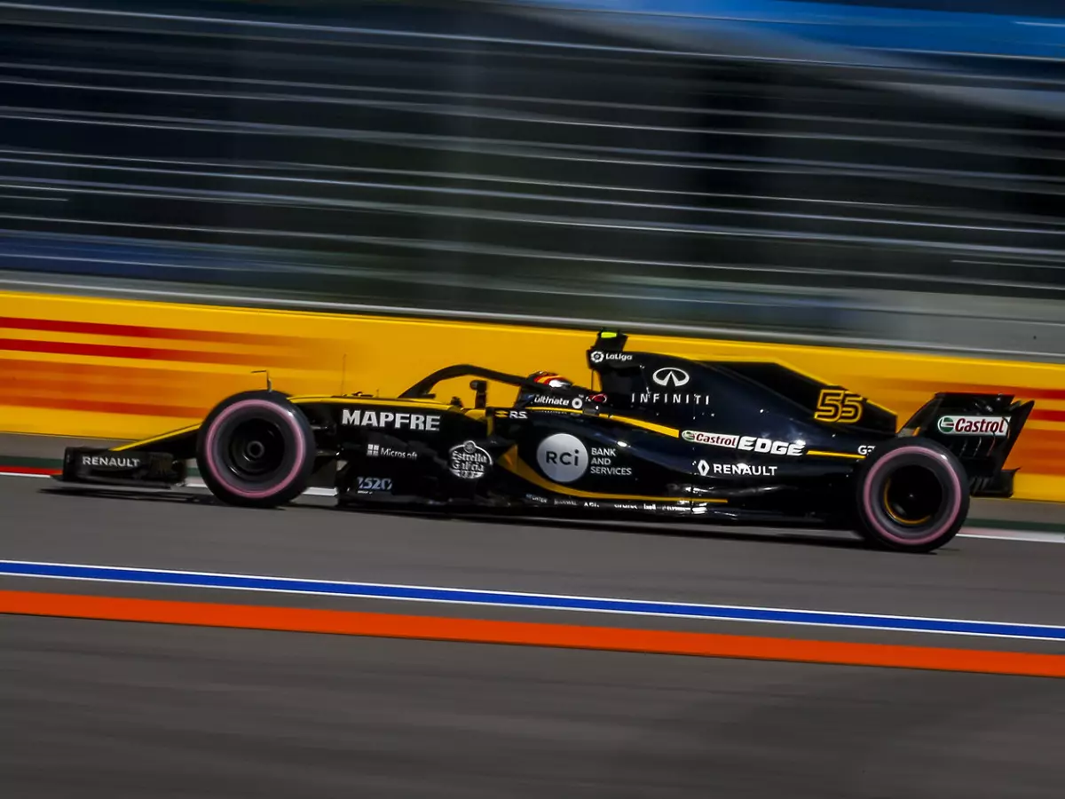 Foto zur News: Carlos Sainz trauert Qualifying-Form hinterher