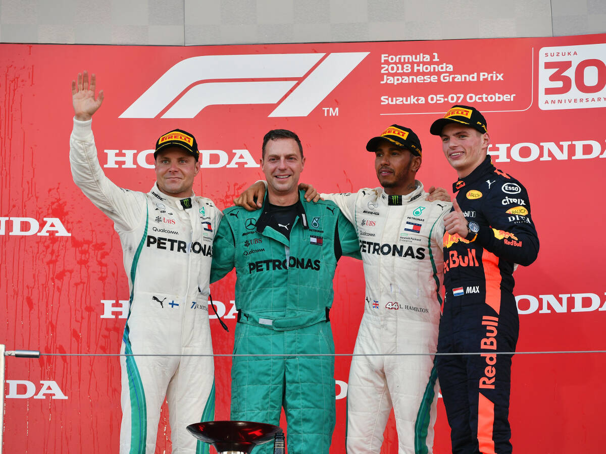 Foto zur News: GP Japan 2018: Jetzt hat Hamilton eine Hand am Pokal!