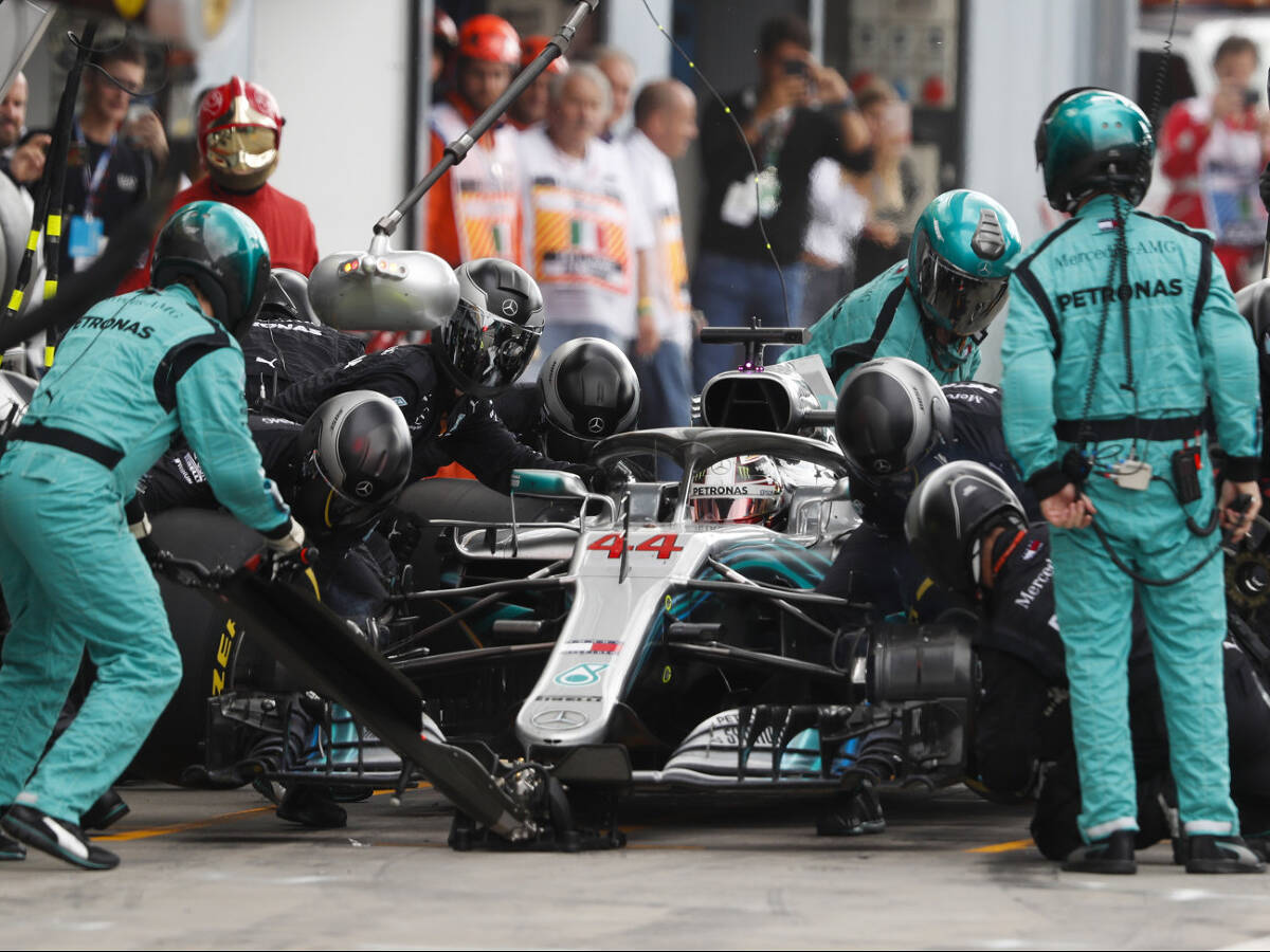 Foto zur News: Sanfte Kritik an Pirelli: Lewis Hamilton will noch weichere Reifen