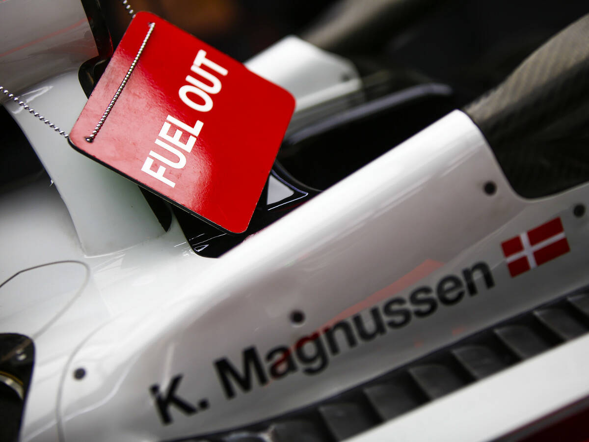 Foto zur News: Benzin: Aufregung nach Disqualifikation von Ocon und Magnussen