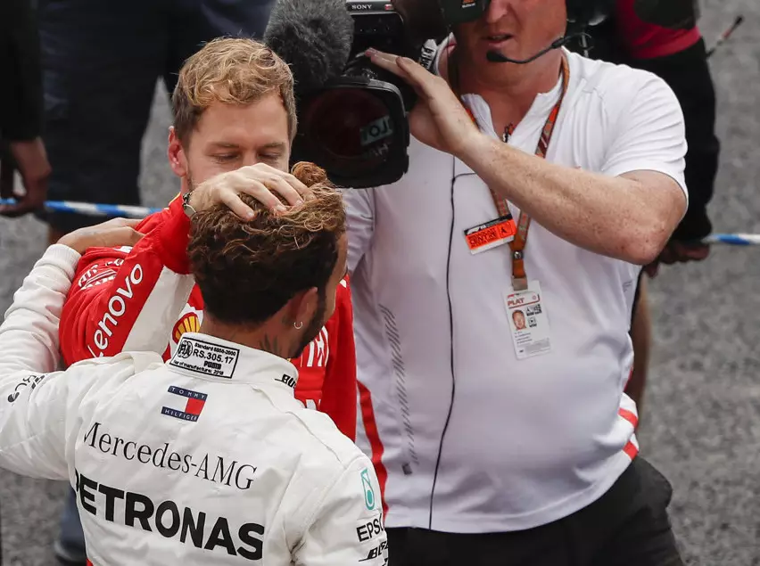 Foto zur News: Was Sebastian Vettel Lewis Hamilton ins Ohr geflüstert hat