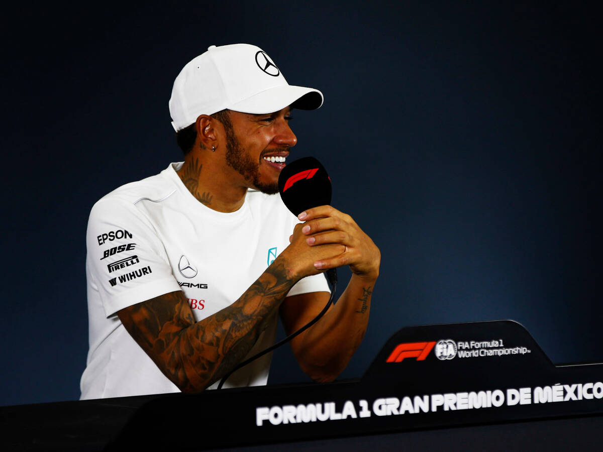 Foto zur News: Journalist "Fernando Alonso" bringt Lewis Hamilton zum Lachen