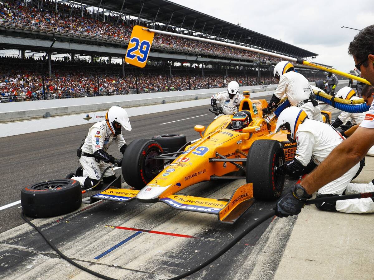 Foto zur News: McLaren plant mehr Tests: Alonso soll Indy-Siegermilch trinken!