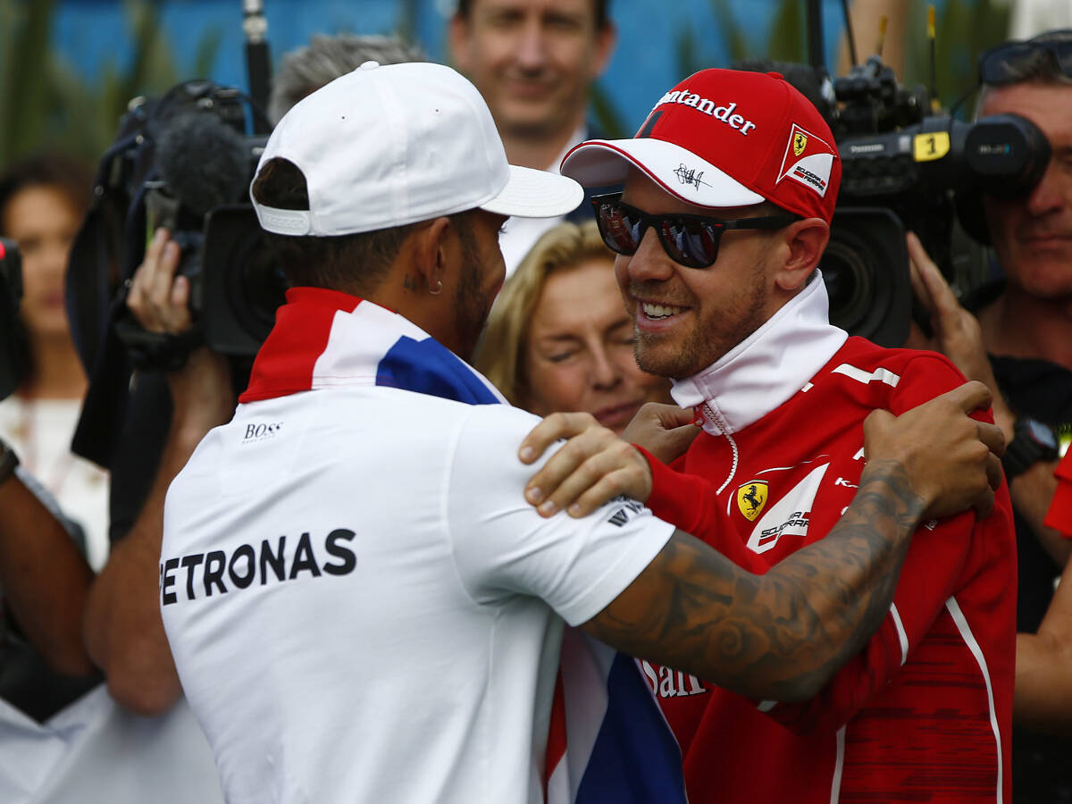 Foto zur News: Sebastian Vettel und Lewis Hamilton: Helmtausch der Stars!
