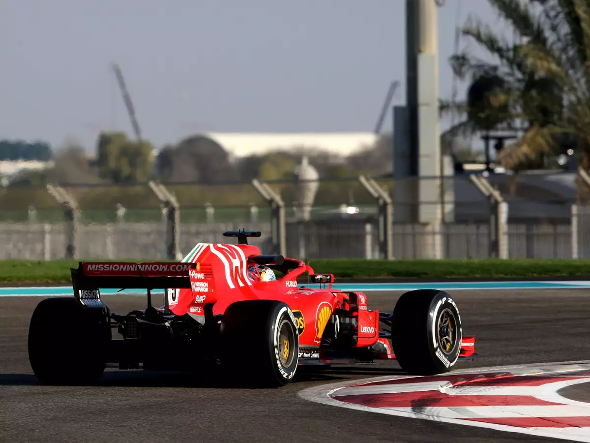 Sebastian Vettel Foto zur News: Vettel über neue Pirelli-Reifen: "Spüre nicht den ganz großen Unterschied"