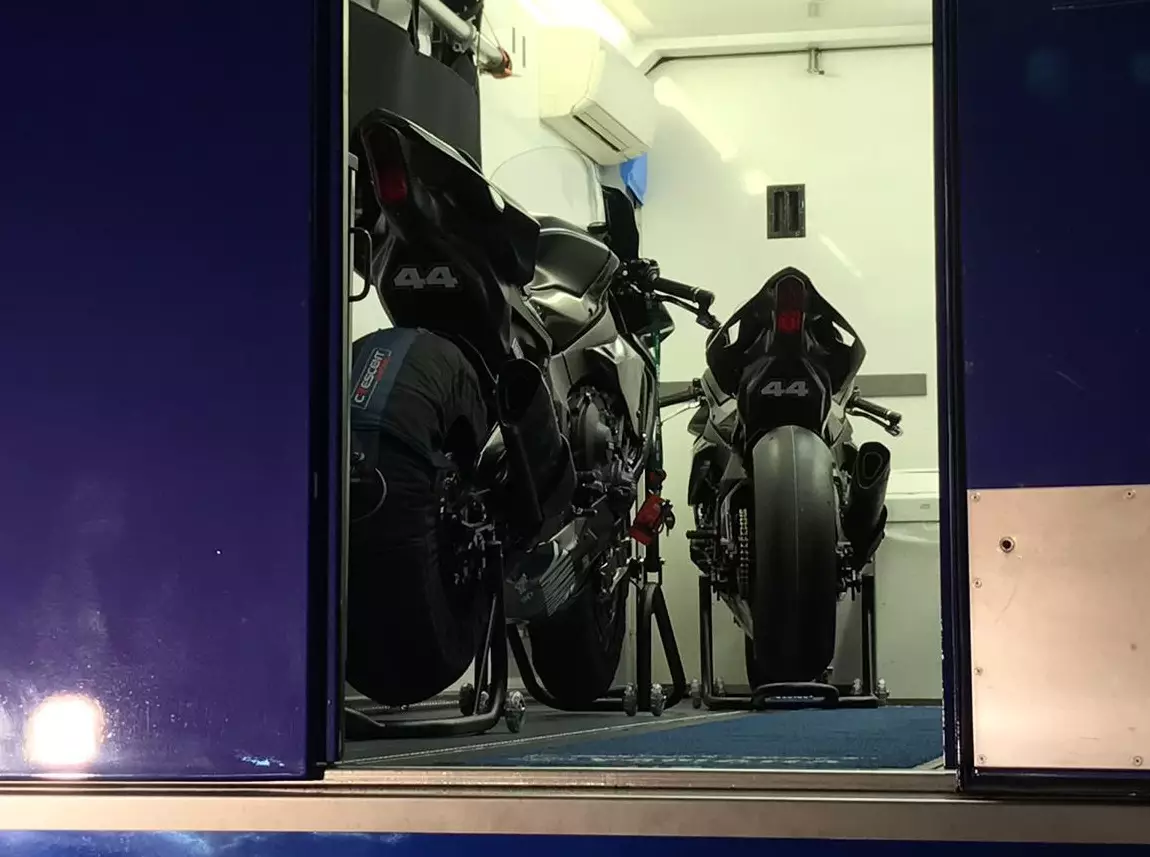 Lewis Hamilton Foto zur News: Lewis Hamilton kommt bei Superbike-Test zu Sturz!