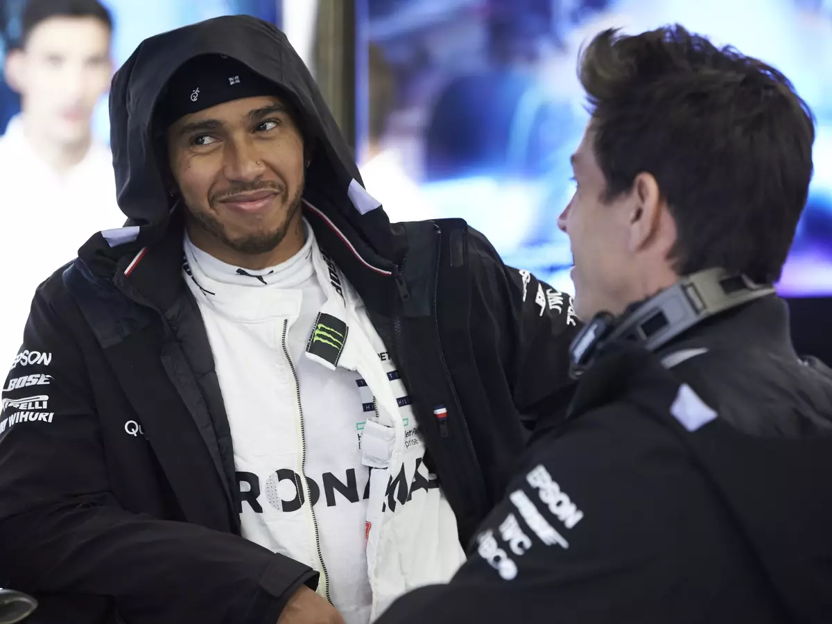 Formel-1-Weltmeister Lewis Hamilton mit Mercedes-Teamchef Toto Wolff Foto zur News: Die besten Memes: So reagiert das Netz auf den Ferrari-Wechsel von Hamilton