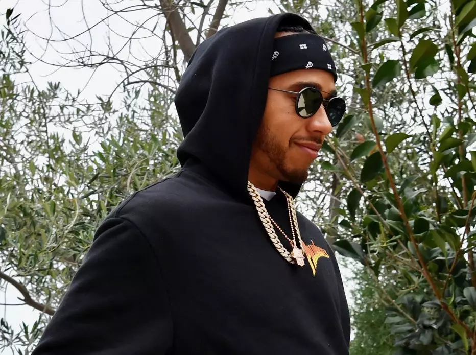 Foto zur News: Lewis Hamiltons Winterpause: Zwischen Football und Pilates