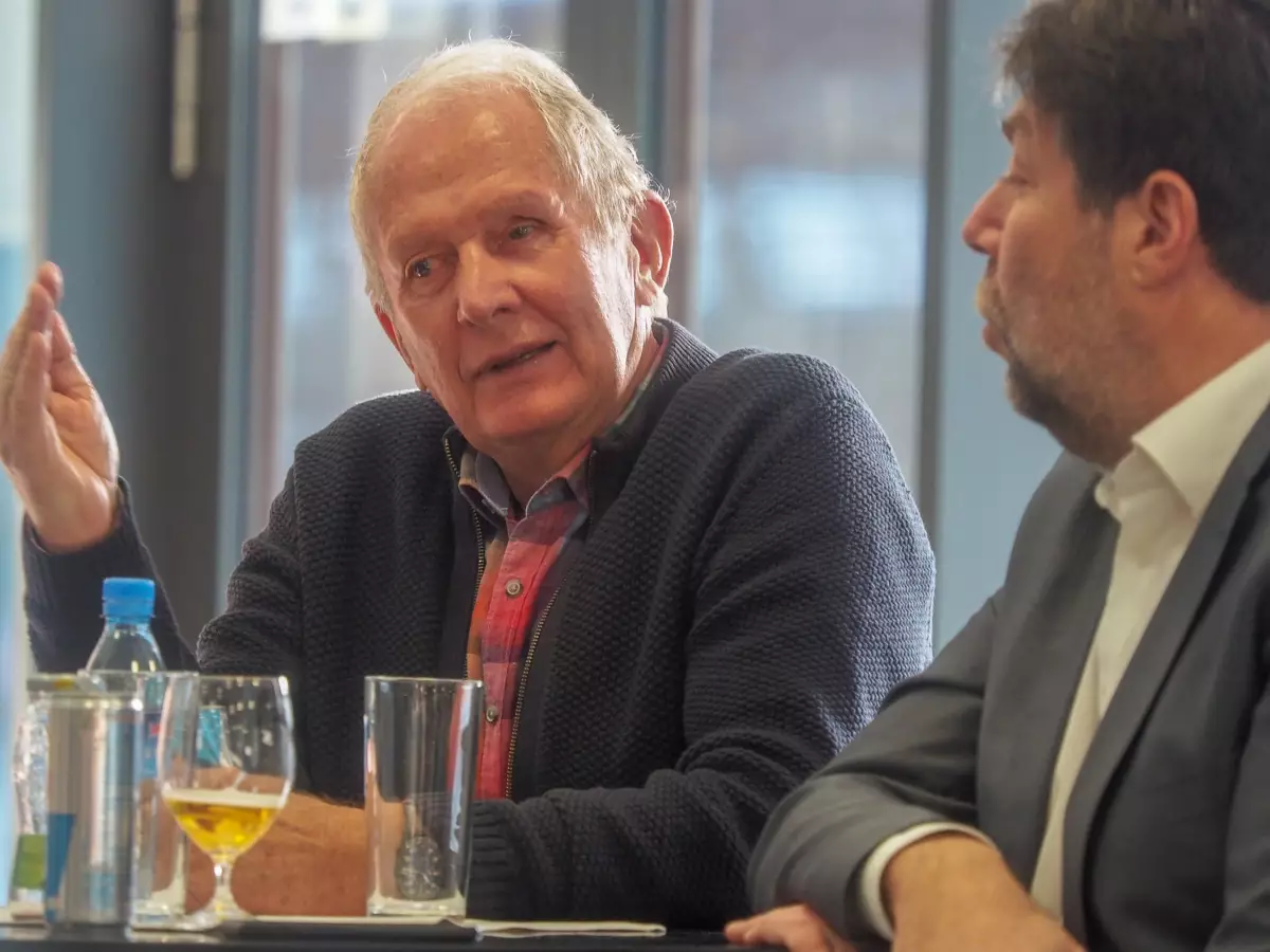 Helmut Marko und Peter Schöggl Foto zur News: Red Bull: Neuer Frontflügel war "Initiative von Mercedes"