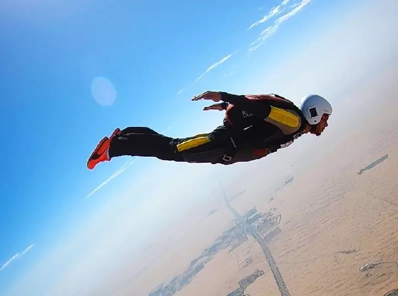 Lewis Hamilton Foto zur News: Gefährliches Hobby: Lewis Hamilton macht den Fallschirm-Schein