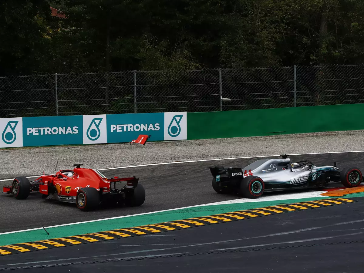 Sebastian Vettel, Lewis Hamilton Foto zur News: Im WM-Kampf 2018 gegen Hamilton unterlegen: Alonso verteidigt Vettel
