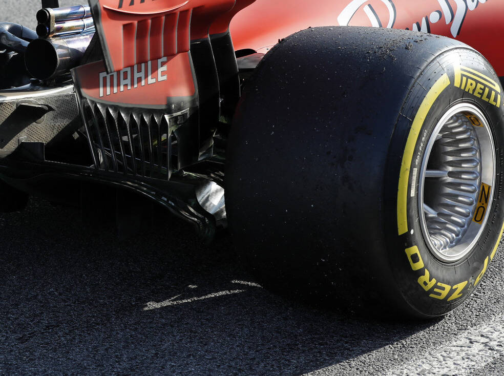 Foto zur News: Felgen mit Rillen auch bei Rot: Ferrari kopiert den Mercedes-Trick