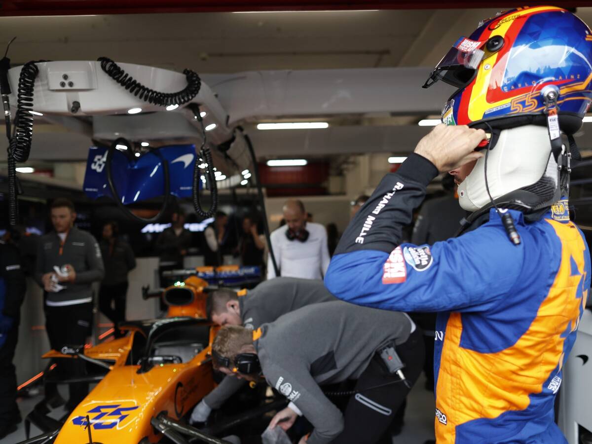 Foto zur News: Feuer in der McLaren-Box: Drei Teammitglieder von Ärzten behandelt