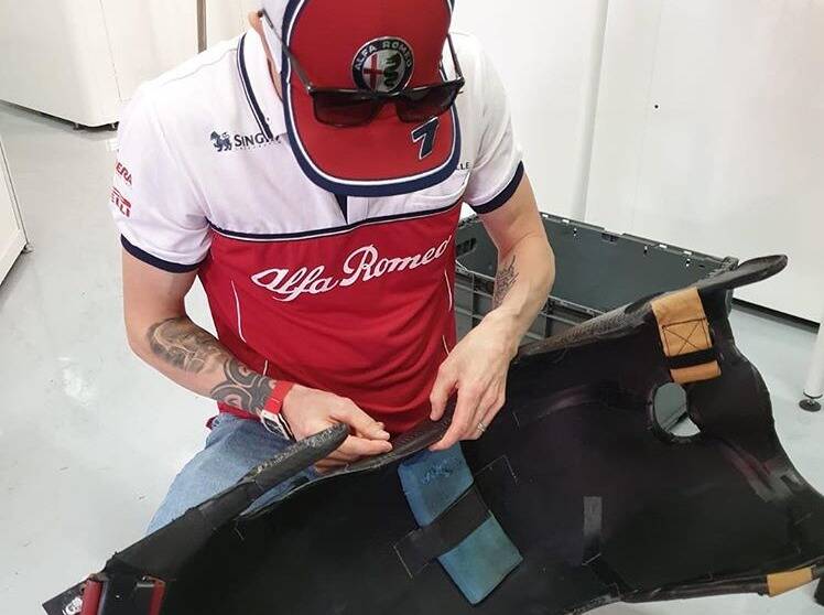 Foto zur News: Social-Media-Hit: "Mechaniker" Kimi Räikkönen repariert seinen eigenen Sitz