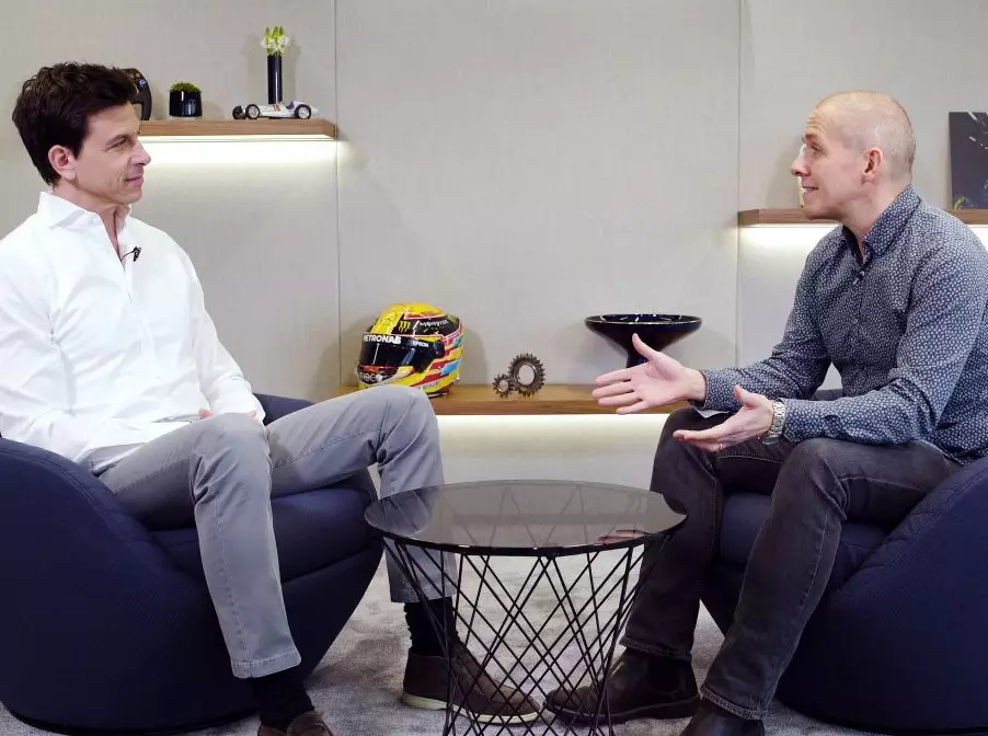Toto Wolff und Stuart Codling Foto zur News: Toto Wolff zeigt uns die Fabrik von Mercedes-AMG Petronas