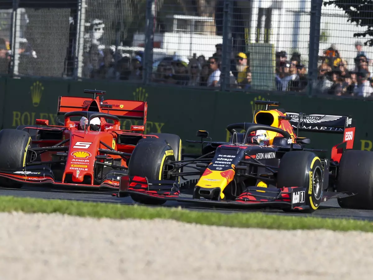 Max Verstappen, Sebastian Vettel Foto zur News: Nach Melbourne-Pleite: Ferrari will für Bahrain "Korrekturen" vornehmen