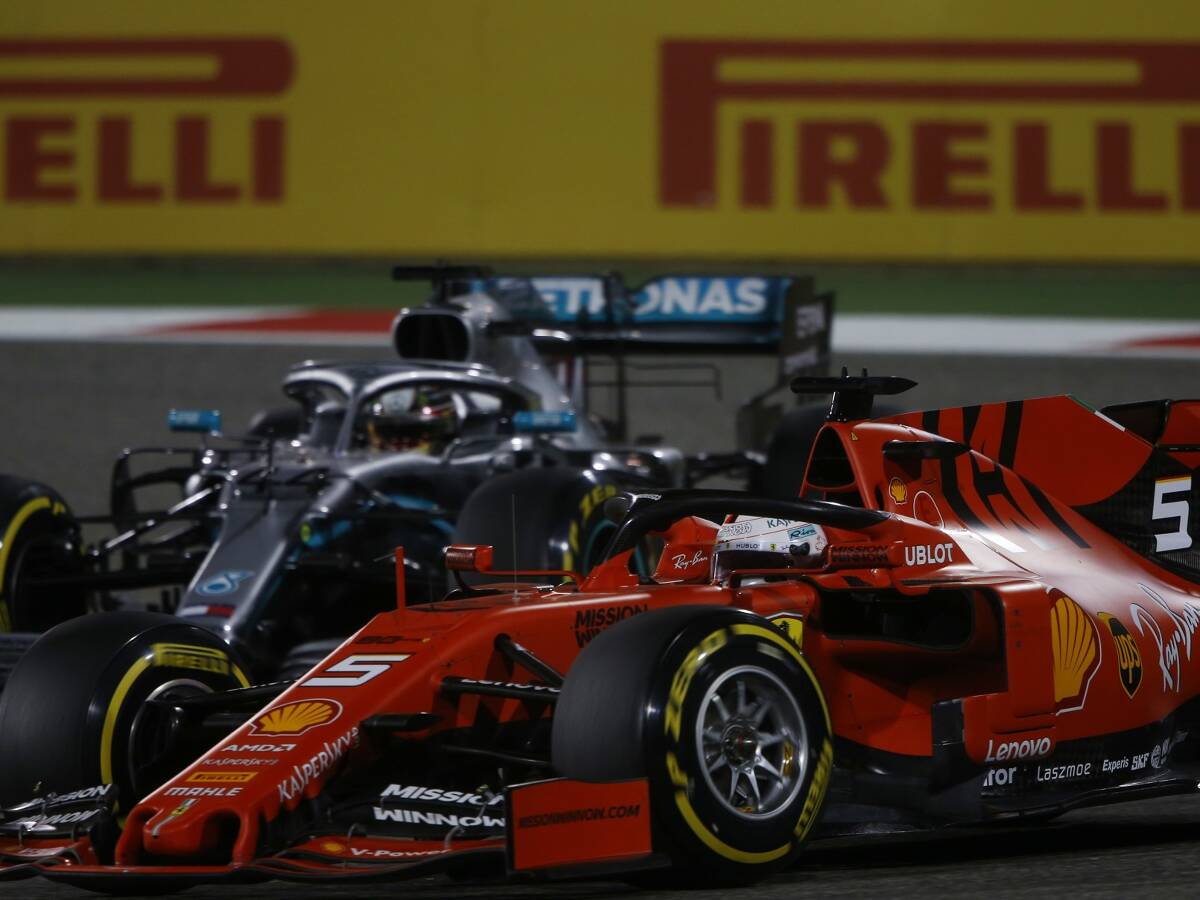 Foto zur News: Nach erneutem Dreher: Hamilton nimmt Vettel in Schutz
