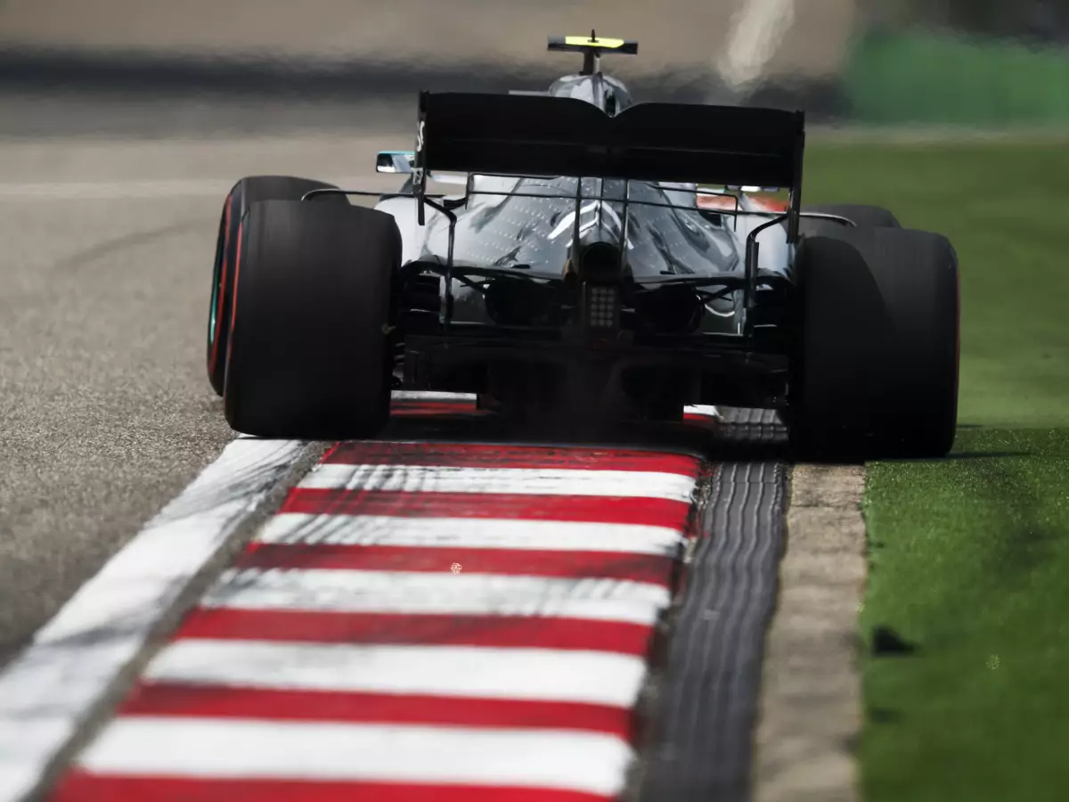 Valtteri Bottas Foto zur News: Formel-1-Training China: Bottas hauchdünn vor Vettel
