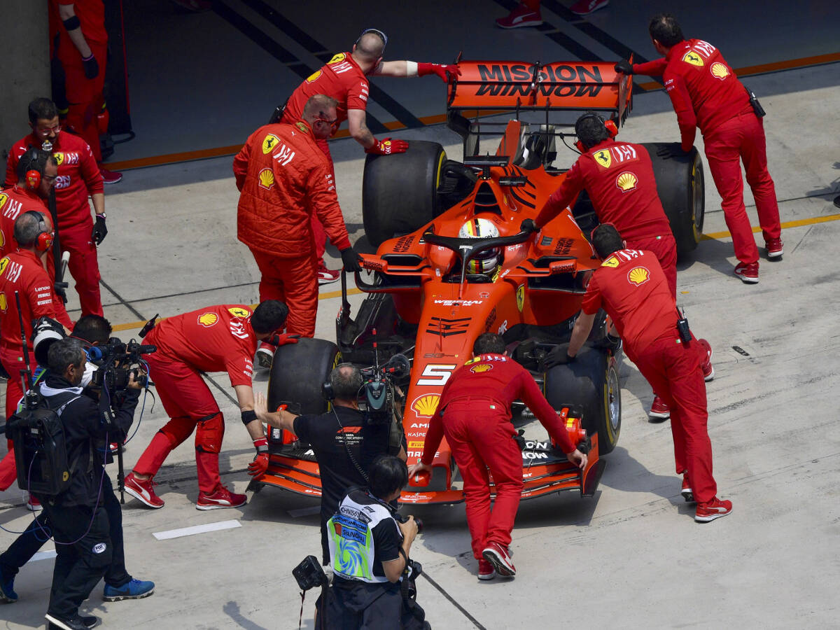 Foto zur News: Albons Bremsen in Flammen: Vettel schickt Ferrari-Mechaniker zu Hilfe