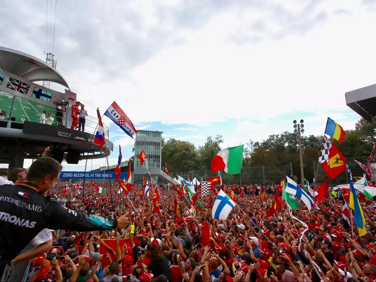 Siegerehrung in Monza Foto zur News: Warum der Italien-Grand-Prix in Monza eine Reise wert ist