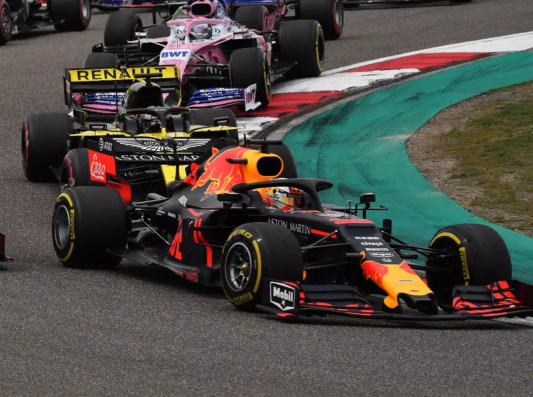 Foto zur News: Max Verstappen hofft: Red Bull noch im WM-Rennen?