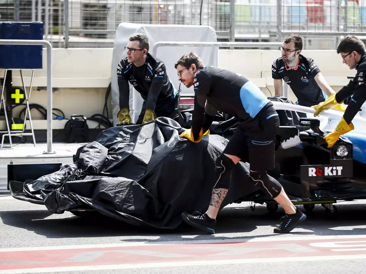 Foto zur News: Formel 1 Baku 2019: Gullydeckel sorgt für Rote Flagge und Abbruch