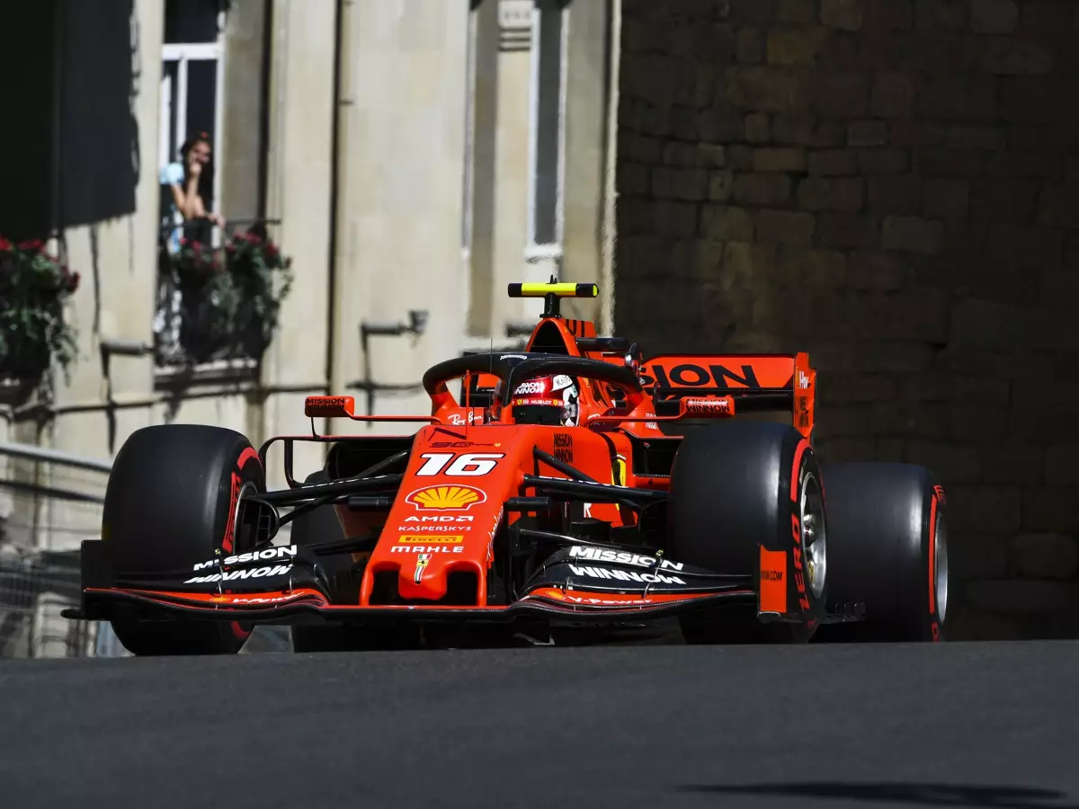 Foto zur News: Formel-1-Training Baku: Charles Leclerc auf Pole-Kurs