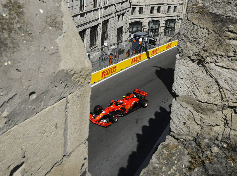 Foto zur News: Pole-Favorit Charles Leclerc nach Q2-Crash in Baku: "Ich bin dumm"